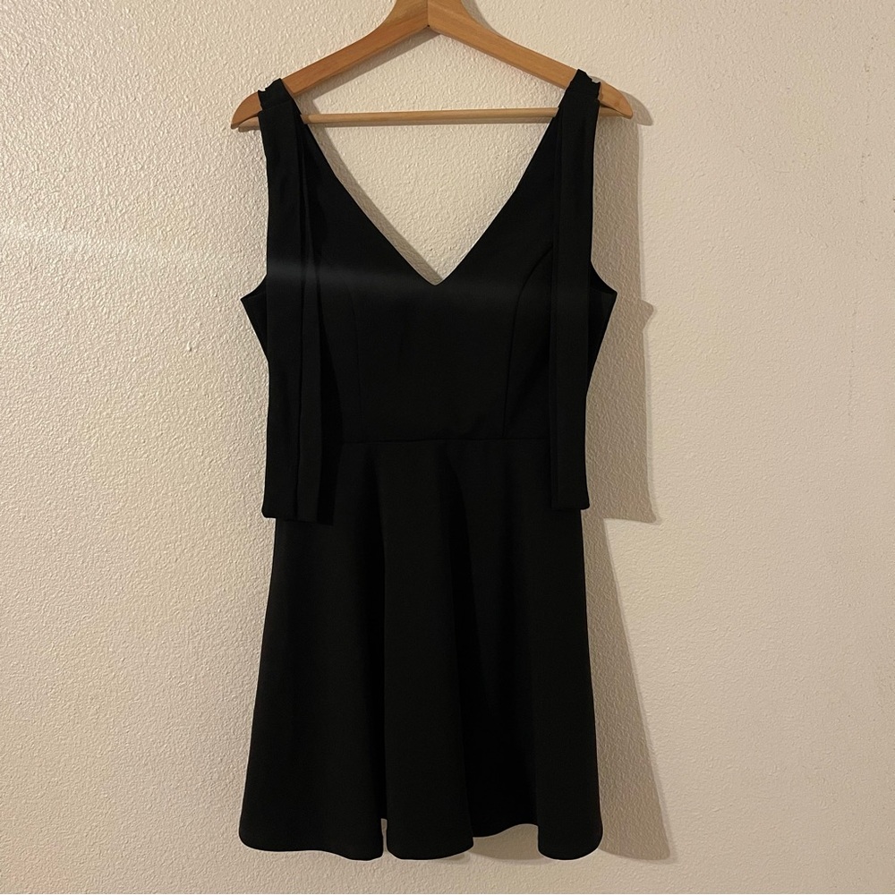 Trixxi Black V-Neck Mini Dress Size Medium